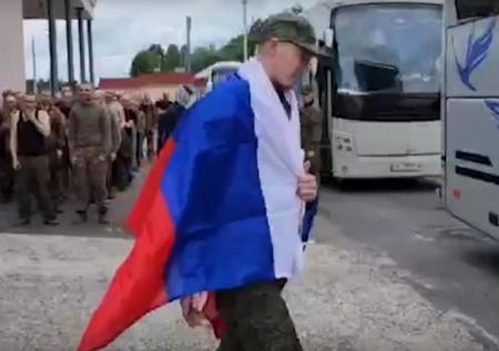 Появились кадры с вернувшимися из украинского плена военными