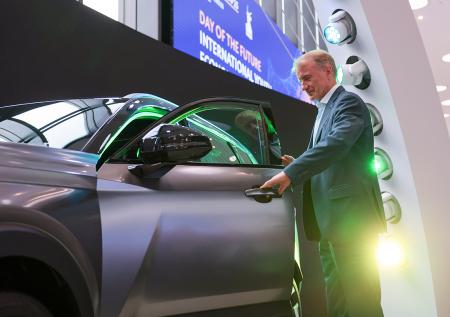 Глава АвтоВАЗа показал Грефу новую Lada