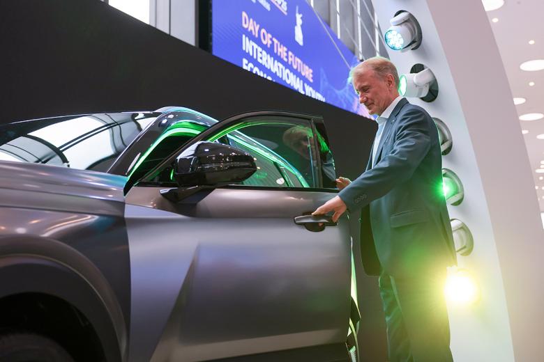 Герман Греф у автомобиля Lada Azimut