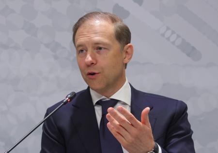 «Мне с моими габаритами комфортно»: Мантуров сел за руль новой Lada Azimut