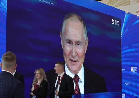 «У нас каждый шаг записан»: шутка Путина взорвала зал на ПМЭФ