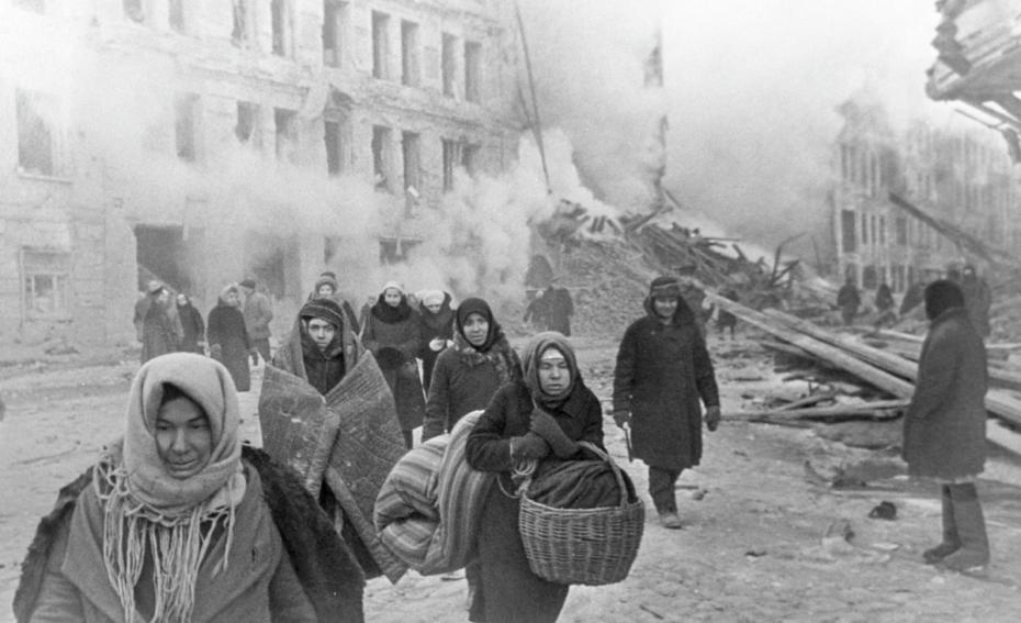 Жители блокадного Ленинграда выходят из бомбоубежища