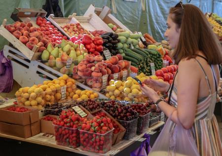 Цена на фрукты и овощи в России обрушилась на 12%