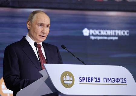 Путин: Россия последовательно решает проблему социального неравенства