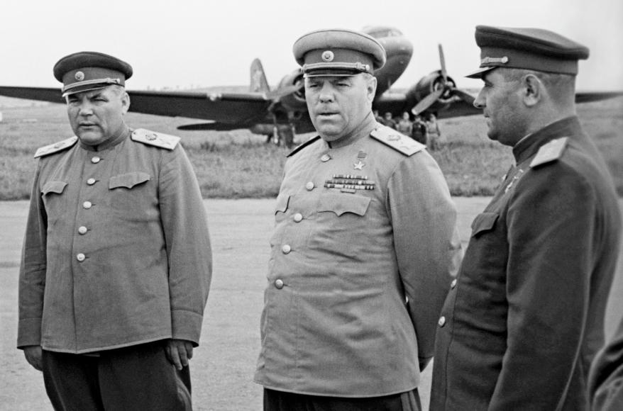 Маршалы Александр Василевский, Родион Малиновский и Кирилл Мерецков