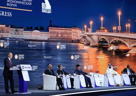 Путин сделал селфи с участниками пленарного заседания ПМЭФ