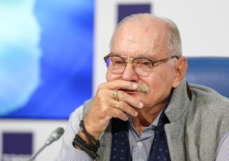 Уважал отца или просто помог? Почему именно Михалков дал Ефремову работу