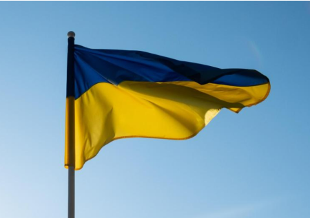«С болью и стыдом»: польский театр снял флаг Украины после угроз