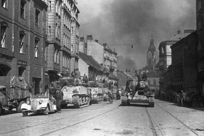 Войска 2-го Украинского фронта 26 апреля 1945 года под командованием маршала Малиновского в ходе Братиславско-Брновской наступательной операции взяли город Брно (Чехословакия). Советские танки на улицах освобожденного города