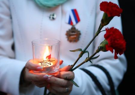 «Огненная картина войны», Газманов и 1418 свечей: фото с акций 22 июня