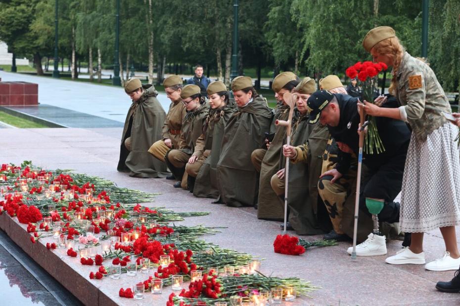 Акция «Вахта памяти. Вечный огонь» в Александровском саду
