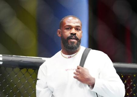 Чемпион UFC в тяжелом весе завершил карьеру