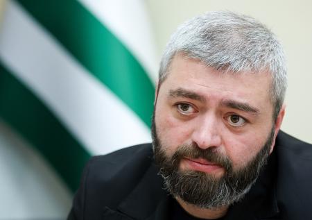 Глава Минтуризма Абхазии объяснил слова чиновницы о нищих россиянах
