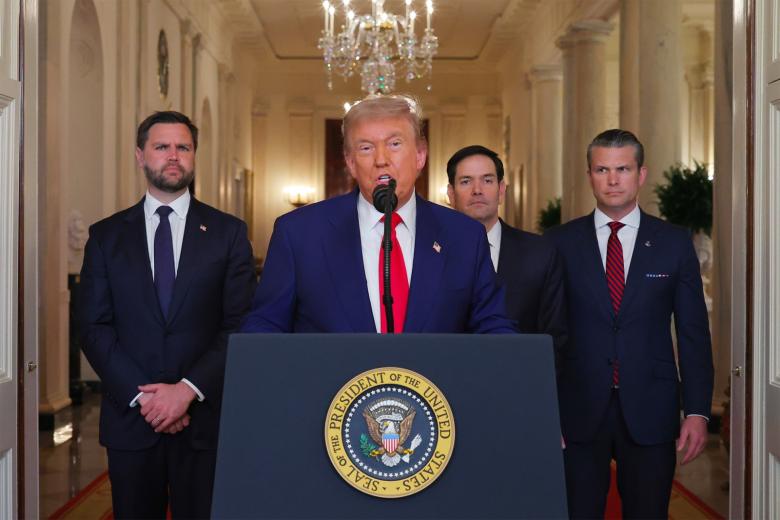 Дональд Трамп (в центре)