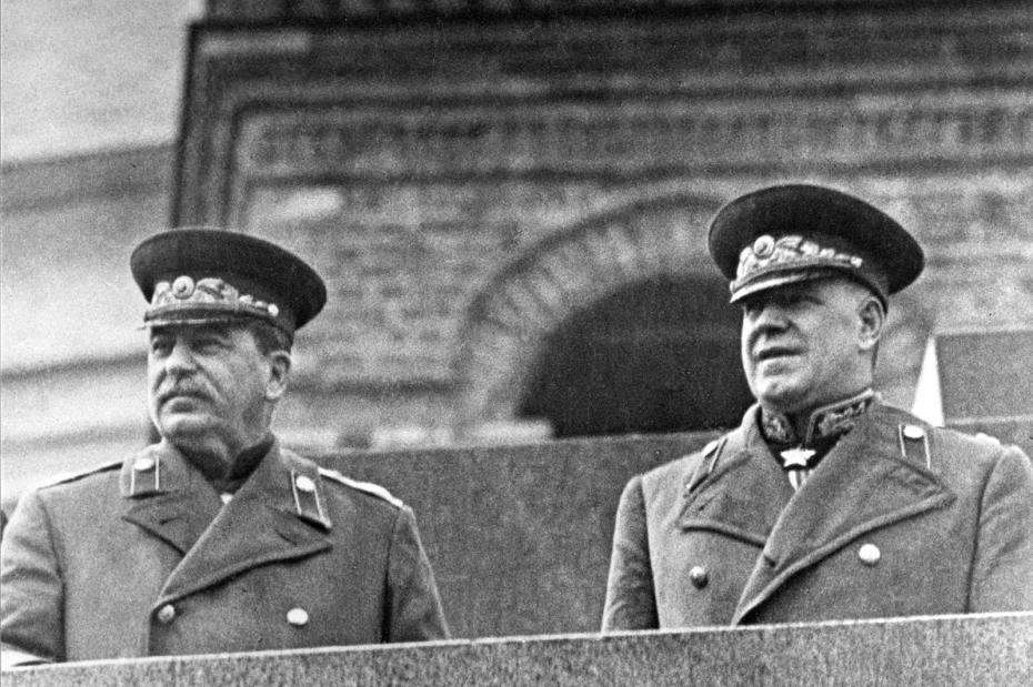 1945 год. Москва. Парад Победы. Иосиф Сталин и Георгий Жуков на трибуне мавзолея