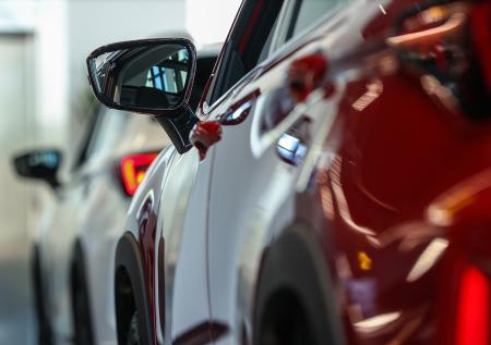 Разгневанные самарцы дежурят около автосалона, обманывавшего покупателей