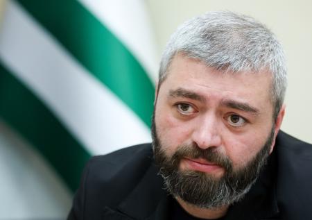 Абхазскую чиновницу уволили за критику россиян «с дошираком»