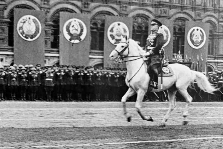 СССР, Москва. Заместитель Верховного главнокомандующего Вооруженными силами СССР Маршал Советского Союза Георгий Жуков во время Парада Победы на Красной площади после окончания Великой Отечественной войны, 24 июня 1945 года