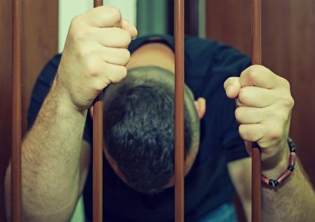 Жертву педофила пугали тортом: насильник получил срок и избежал самосуда