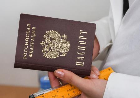 В России призвали строго наказывать за порчу паспортов несовершеннолетними