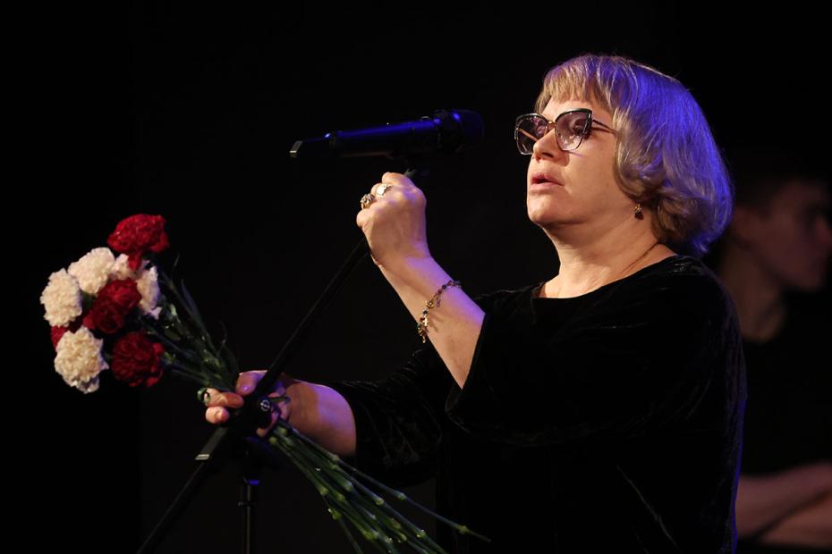 Актриса Елена Валюшкина на церемонии прощания с актрисой Валентиной Талызиной в Государственном академическом театре имени Моссовета