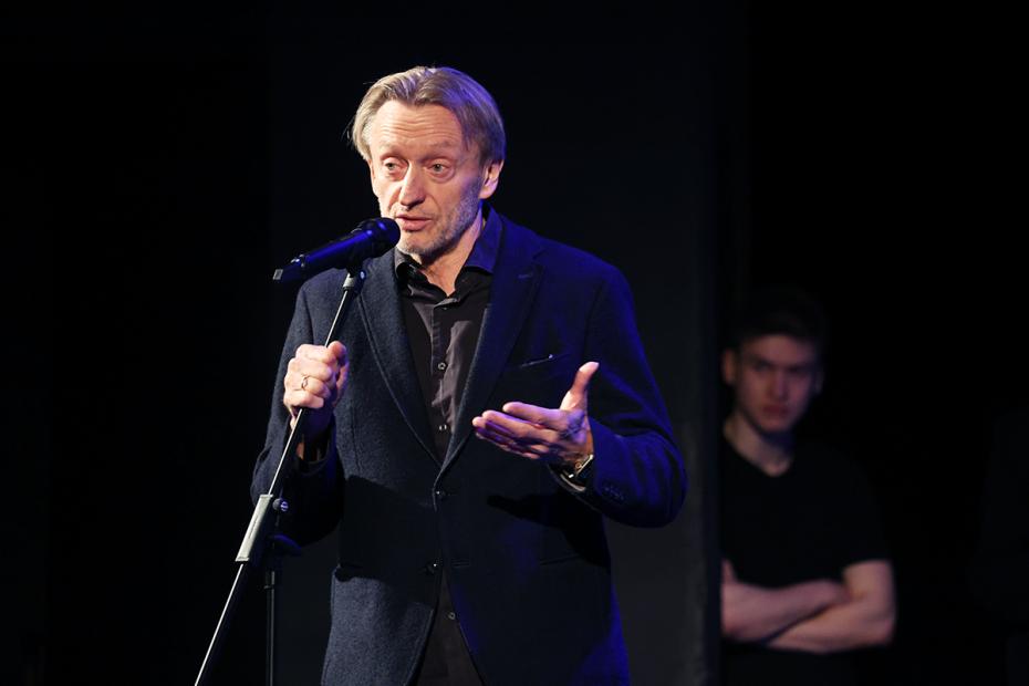 Актер Александр Яцко на церемонии прощания с актрисой Валентиной Талызиной в Государственном академическом театре имени Моссовета