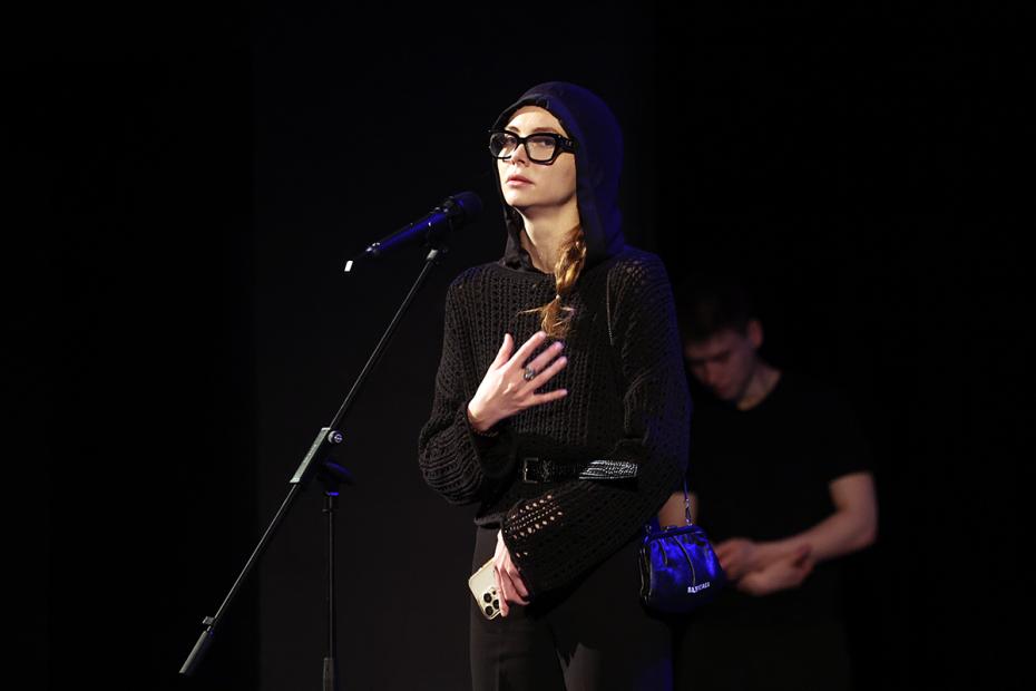 Актриса Екатерина Гусева на церемонии прощания с Валентиной Талызиной в Государственном академическом театре имени Моссовета
