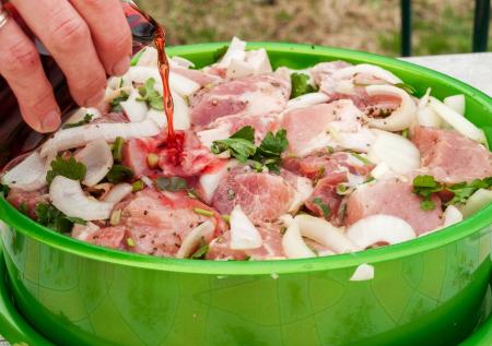 Уникальный маринад для шашлыка: сочное мясо без лишних хлопот