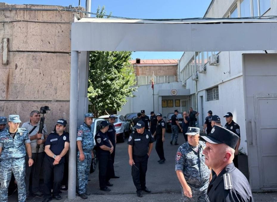 Полиция у здания Следственного комитета Армении в Ереване. В 2024 году лидер движения «Священная борьба» архиепископ Баграт Галстанян возглавлял акции протеста с требованиями отставки премьер-министра Армении Никола Пашиняна. 25 июня 2025 года СК заявил, что движение готовило теракты и захват власти
