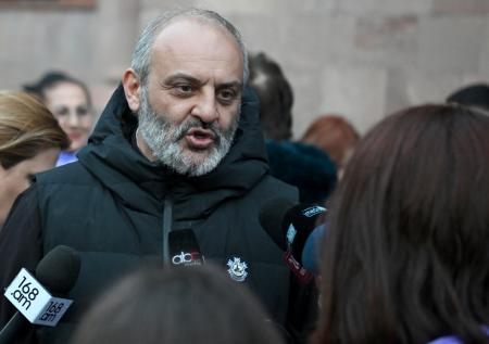 Силовики в масках задержали архиепископа в Армении