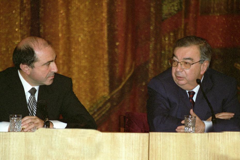 Борис Березовский и Евгений Примаков во время пресс-конференции