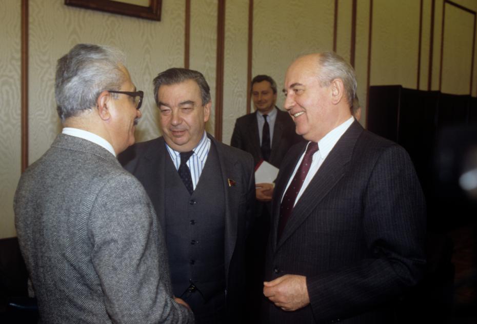 Тарик Азиз, Евгений Примаков и Михаил Горбачев