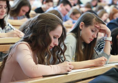 Цены в вузах бьют рекорды: высшее образование уже не по карману?