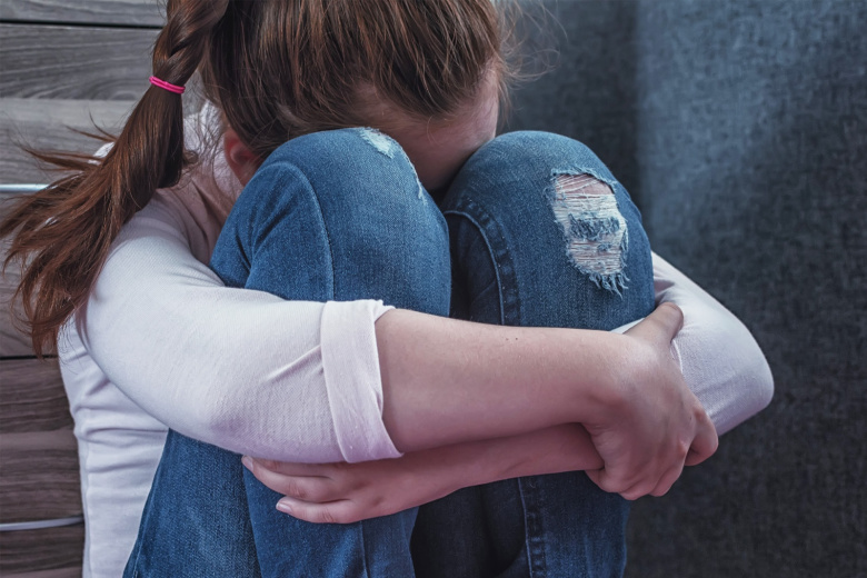 Отец пристает к дочке