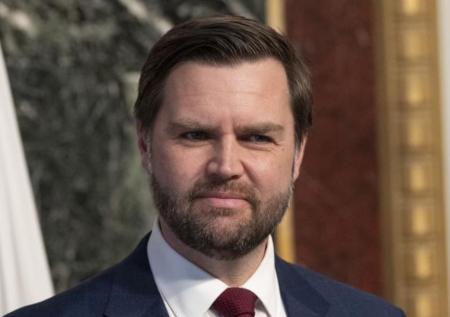 «Как символ Вашингтона»: Вэнс показал неприличный жест на выступлении
