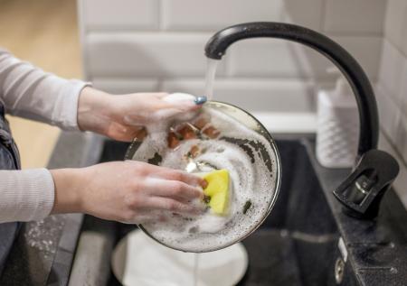 В Роскачестве рассказали, какую опасность таят в себе кухонные губки