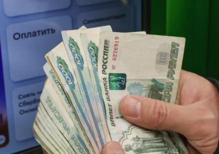 Стало известно, сколько россияне задолжали по кредиткам