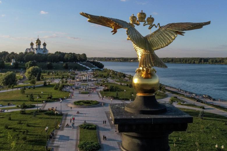 Что посмотреть в Ярославле: золотой орел на памятнике 1000-летию Ярославля на стрелке Волги и Которосли