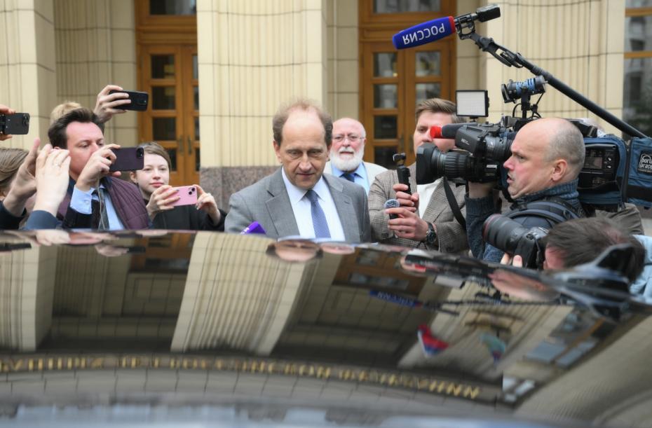 Александр Ламбсдорф у здания МИД России