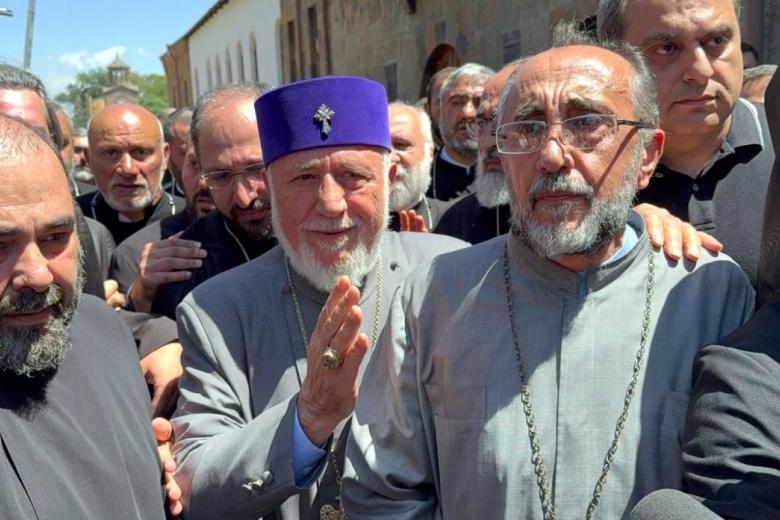 Католикос всех армян Гарегин II и архиепископ Микаэл Аджапахян
