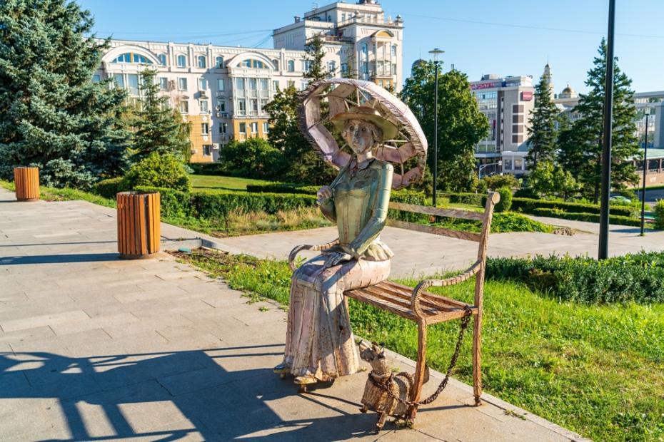 Что посмотреть в Липецке: скульптурная композиция «Дама с собачкой» у входа в Липецкий государственный академический театр драмы им. Л. Н. Толстого