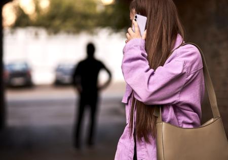 Психолог объяснила, как действовать в случае домогательства на улице