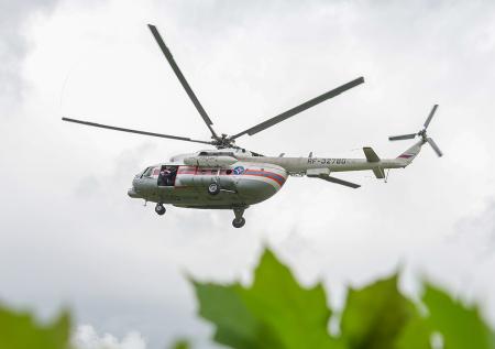 Вертолет Ми-8 экстренно посадили в поле в Тверской области