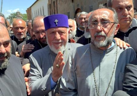 Архиепископу Аджапахяну стало плохо после попытки задержания