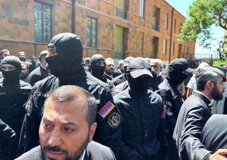 В Эчмиадзине женщины кричат «Позор!» приехавшим за католикосом силовикам