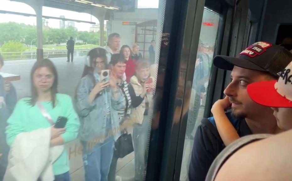 Давка в последний день работы монорельса