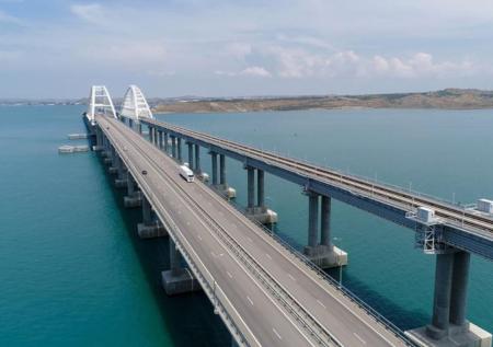 Автомобили не могут попасть на Крымский мост