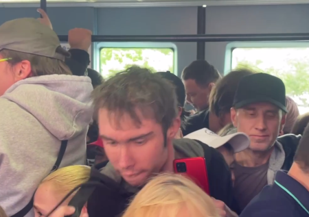 Давка в последний день работы московского монорельса попала на видео