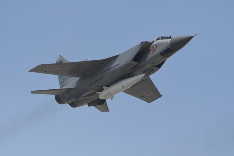 Многоцелевой истребитель МиГ-31 с гиперзвуковой ракетой «Кинжал»