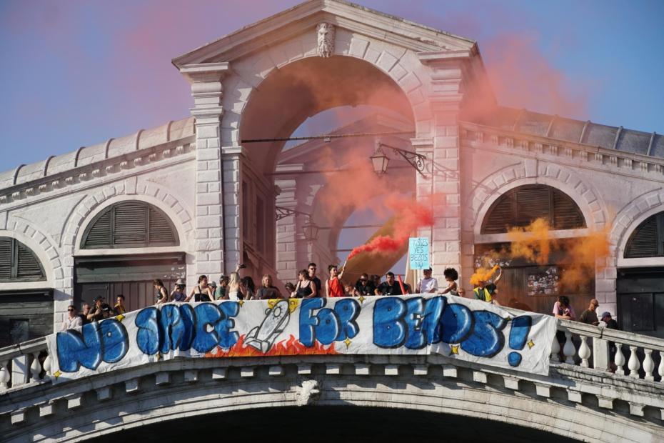 Акция протеста в Венеции против свадьбы миллиардера Джеффа Безоса и телеведущей Лорен Санчес